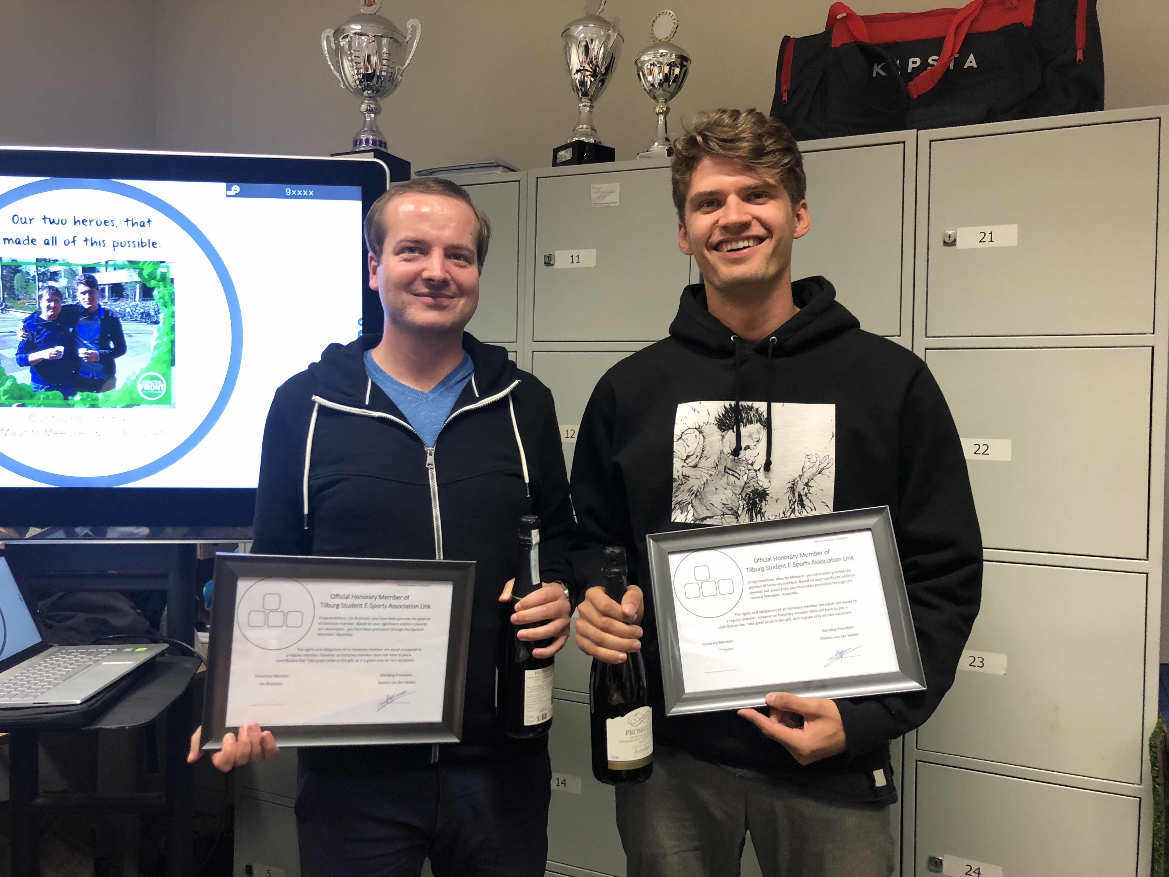 Jos and Maurits holding their certificate