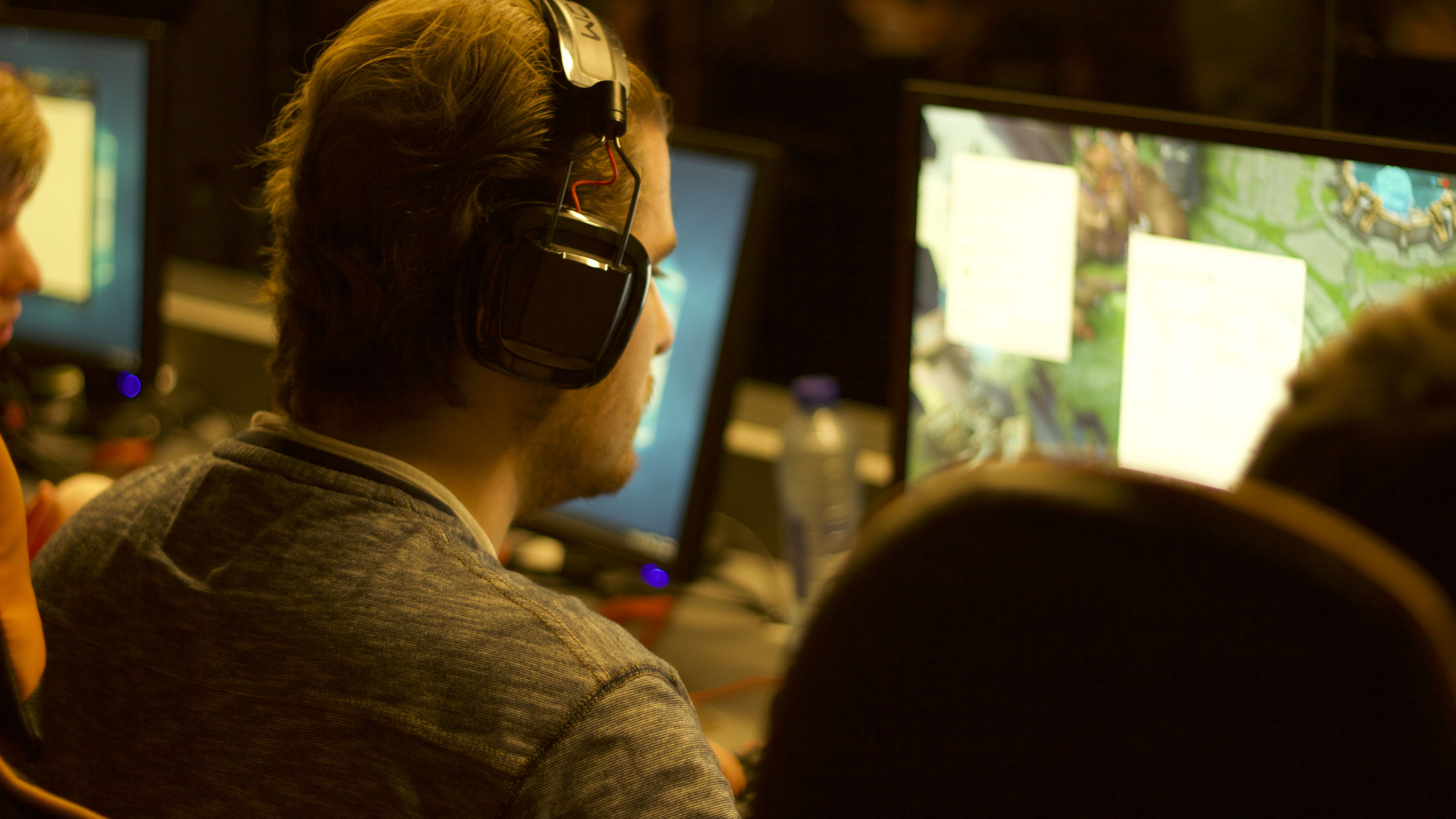 Link Member playing League of Legends
